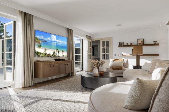 La Hacienda - Spacious Modern Home with Panoramic Views