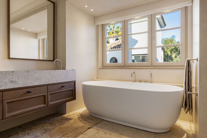 La Hacienda - Spacious Modern Home with Panoramic Views