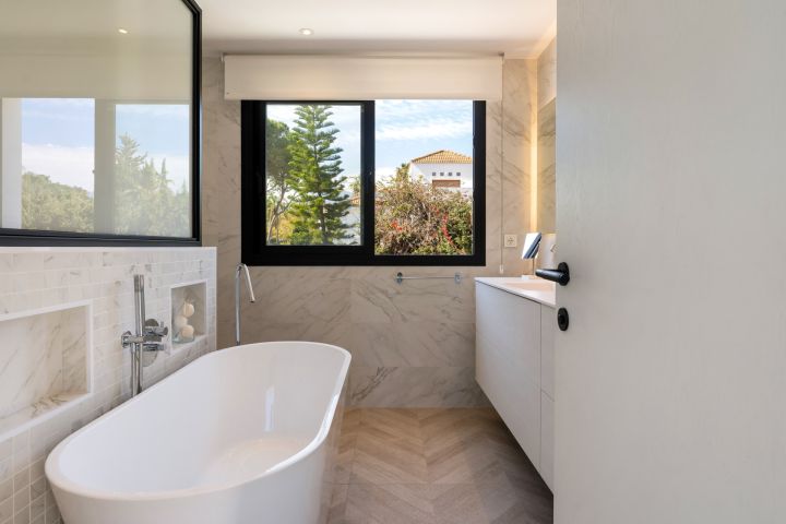 Villa Aura - Elegant Villa in the Golf Valley