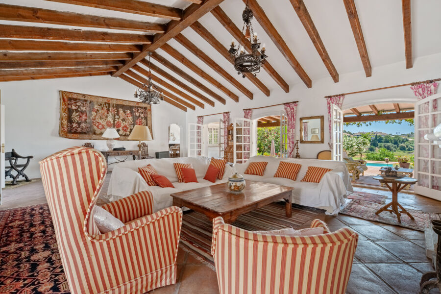 Villa Dos Aguas - Villa estilo cortijo junto al lago con extensos terrenos en Benahavís