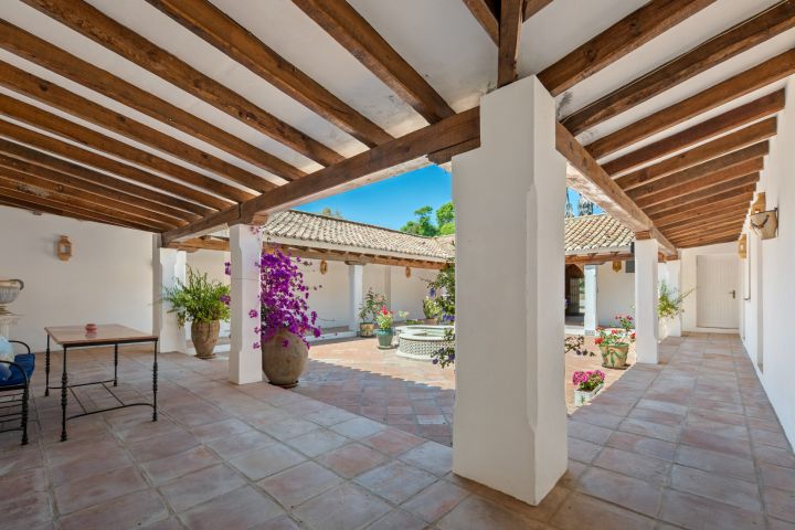 Villa Dos Aguas - Villa de style cortijo en bord de lac avec vaste terrain à Benahavís