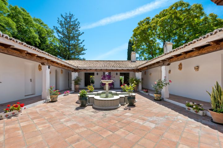 Villa Dos Aguas - Villa de style cortijo en bord de lac avec vaste terrain à Benahavís