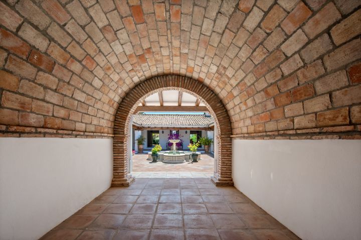 Villa Dos Aguas - Villa de style cortijo en bord de lac avec vaste terrain à Benahavís