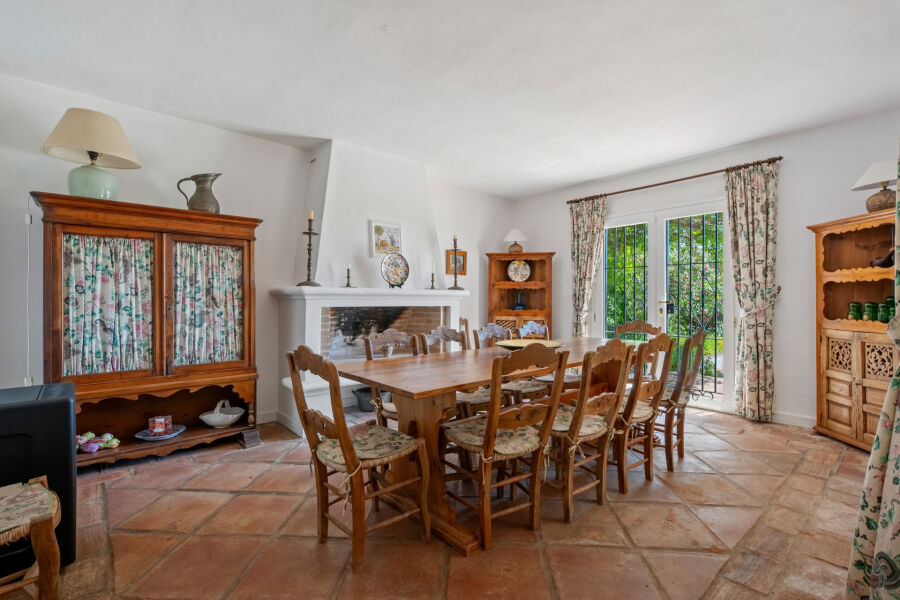 Villa Dos Aguas - Villa estilo cortijo junto al lago con extensos terrenos en Benahavís