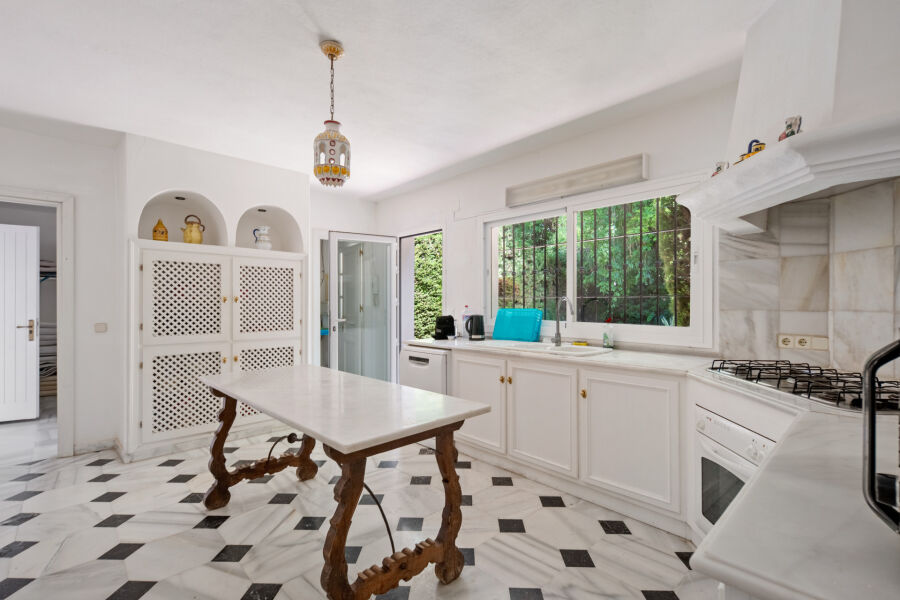 Villa Dos Aguas - Villa estilo cortijo junto al lago con extensos terrenos en Benahavís