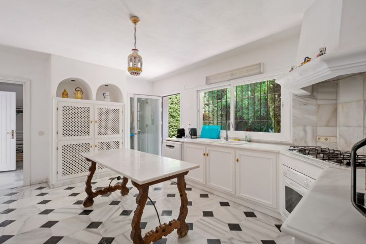 Villa Dos Aguas - Villa de style cortijo en bord de lac avec vaste terrain à Benahavís