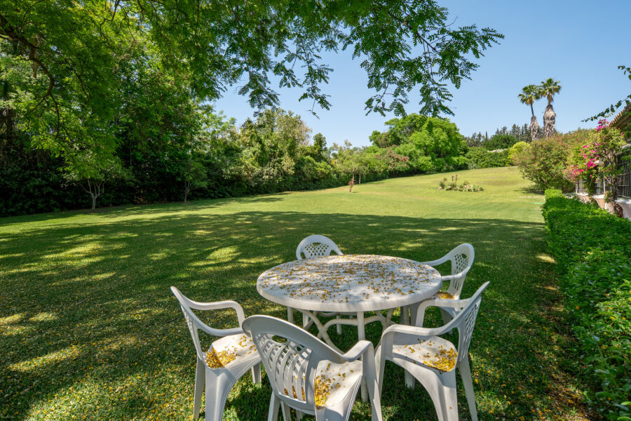Villa Dos Aguas - Villa estilo cortijo junto al lago con extensos terrenos en Benahavís