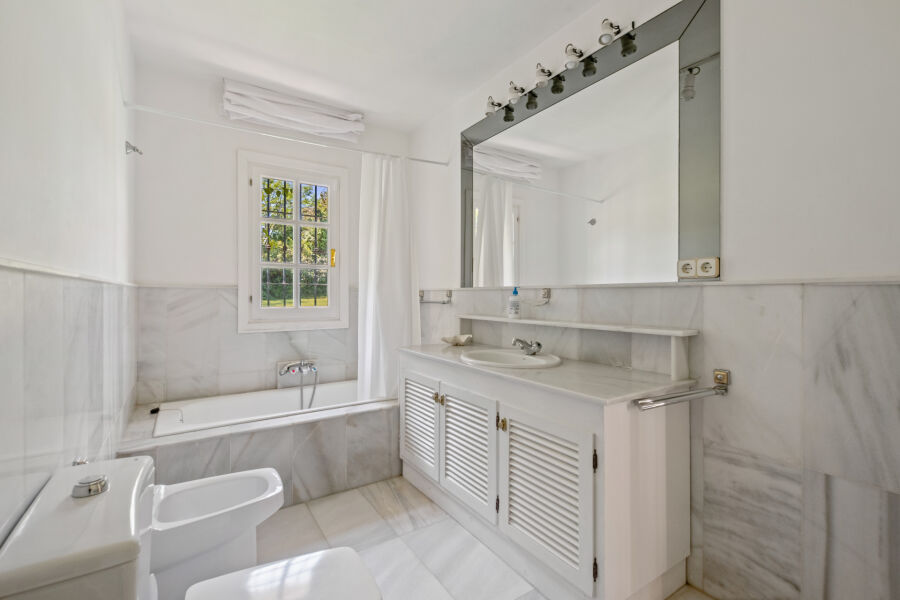 Villa Dos Aguas - Villa estilo cortijo junto al lago con extensos terrenos en Benahavís