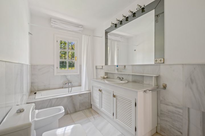 Villa Dos Aguas - Villa de style cortijo en bord de lac avec vaste terrain à Benahavís