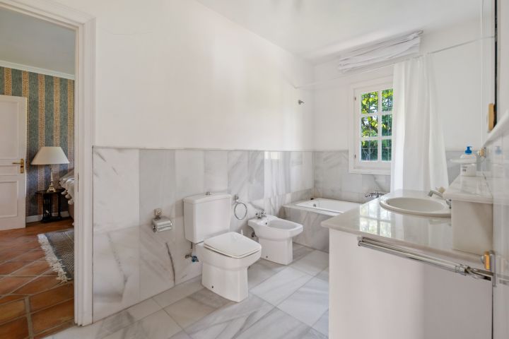 Villa Dos Aguas - Villa de style cortijo en bord de lac avec vaste terrain à Benahavís