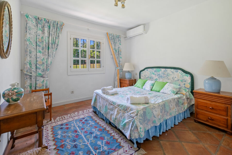 Villa Dos Aguas - Villa estilo cortijo junto al lago con extensos terrenos en Benahavís
