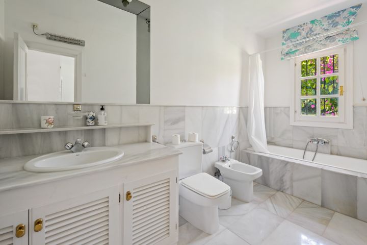 Villa Dos Aguas - Villa de style cortijo en bord de lac avec vaste terrain à Benahavís