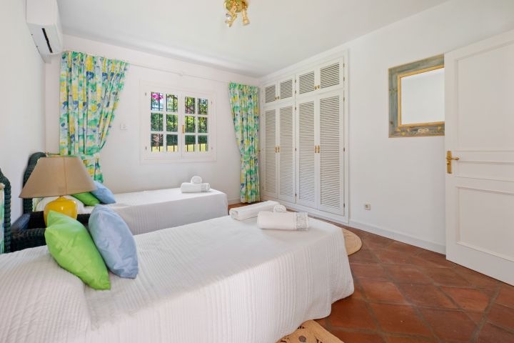 Villa Dos Aguas - Villa de style cortijo en bord de lac avec vaste terrain à Benahavís