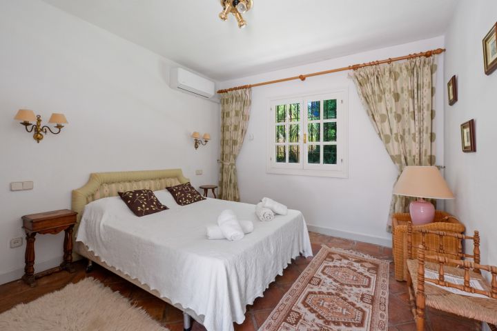 Villa Dos Aguas - Villa de style cortijo en bord de lac avec vaste terrain à Benahavís