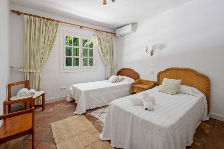Villa Dos Aguas - Villa de style cortijo en bord de lac avec vaste terrain à Benahavís