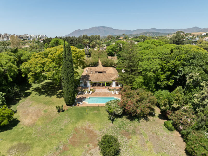 Villa Dos Aguas - Villa estilo cortijo junto al lago con extensos terrenos en Benahavís