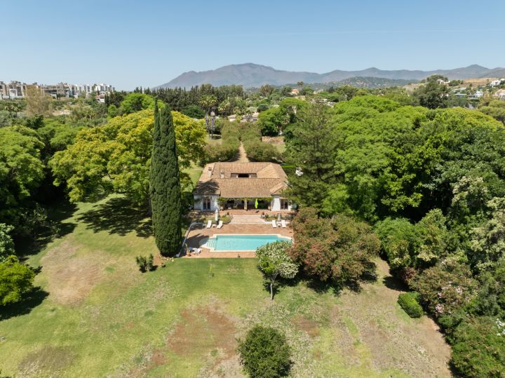 Villa Dos Aguas - Villa de style cortijo en bord de lac avec vaste terrain à Benahavís