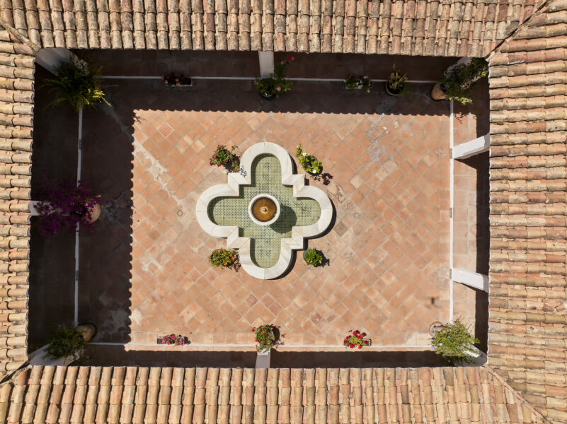 Villa Dos Aguas - Villa estilo cortijo junto al lago con extensos terrenos en Benahavís