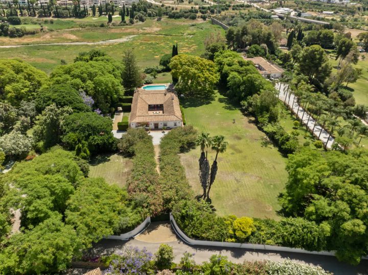 Villa Dos Aguas - Villa de style cortijo en bord de lac avec vaste terrain à Benahavís