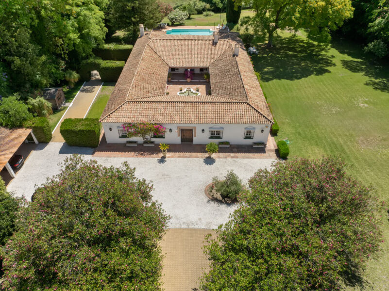 Villa Dos Aguas - Villa estilo cortijo junto al lago con extensos terrenos en Benahavís