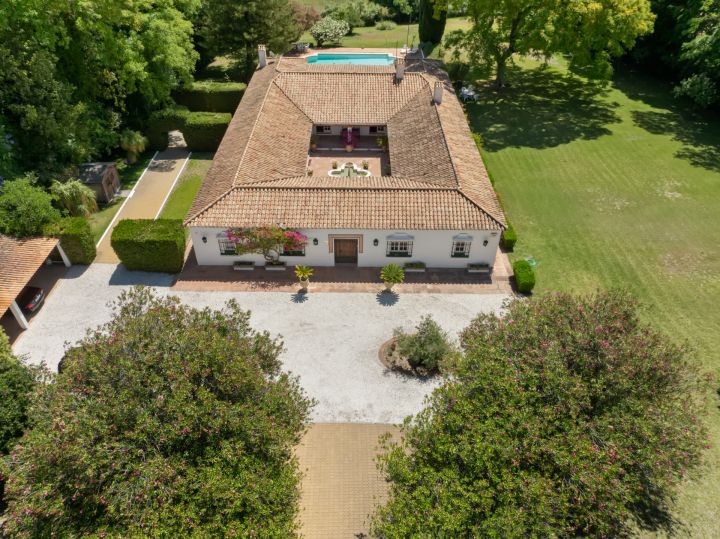 Villa Dos Aguas - Villa de style cortijo en bord de lac avec vaste terrain à Benahavís