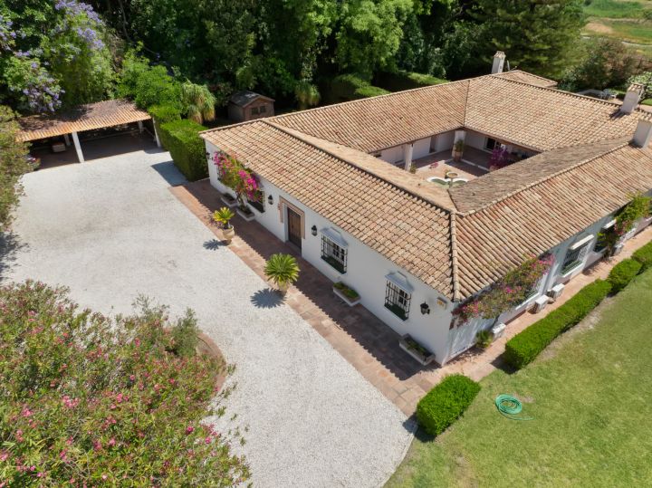 Villa Dos Aguas - Villa de style cortijo en bord de lac avec vaste terrain à Benahavís