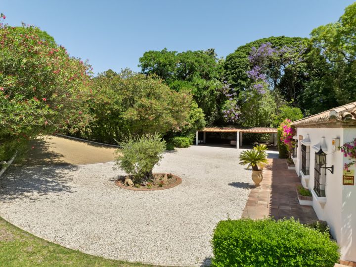 Villa Dos Aguas - Villa de style cortijo en bord de lac avec vaste terrain à Benahavís
