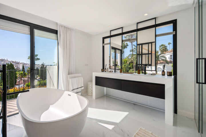 Hill Club 36 - Contemporary five-bedroom villa, Nueva Andalucía