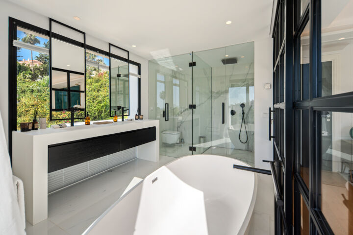 Hill Club 36 - Contemporary five-bedroom villa, Nueva Andalucía