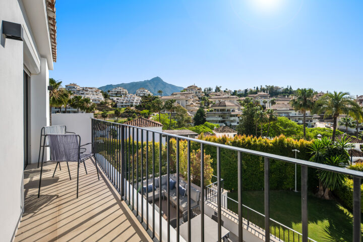 Hill Club 36 - Contemporary five-bedroom villa, Nueva Andalucía