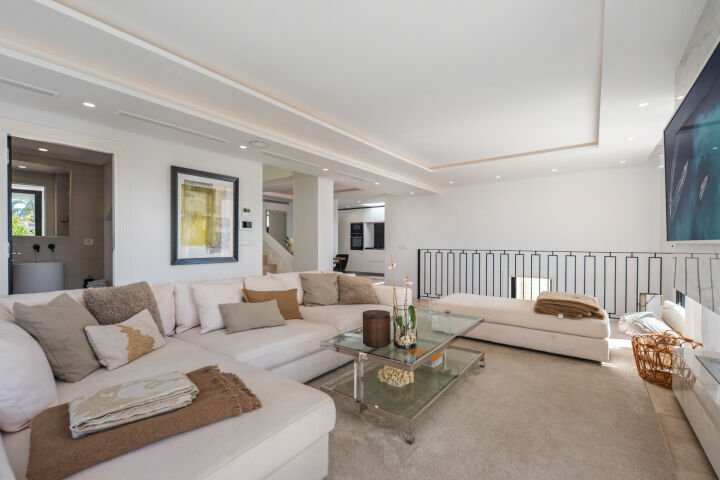 Hill Club 36 - Contemporary five-bedroom villa, Nueva Andalucía