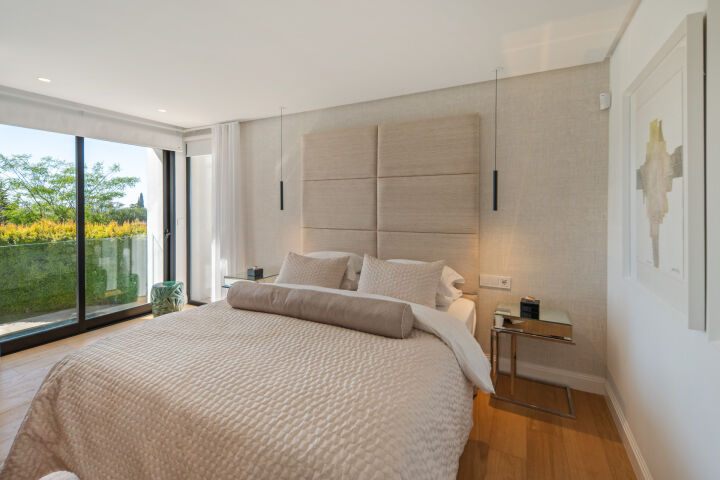 Hill Club 36 - Contemporary five-bedroom villa, Nueva Andalucía