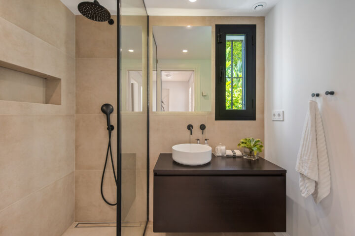 Hill Club 36 - Contemporary five-bedroom villa, Nueva Andalucía
