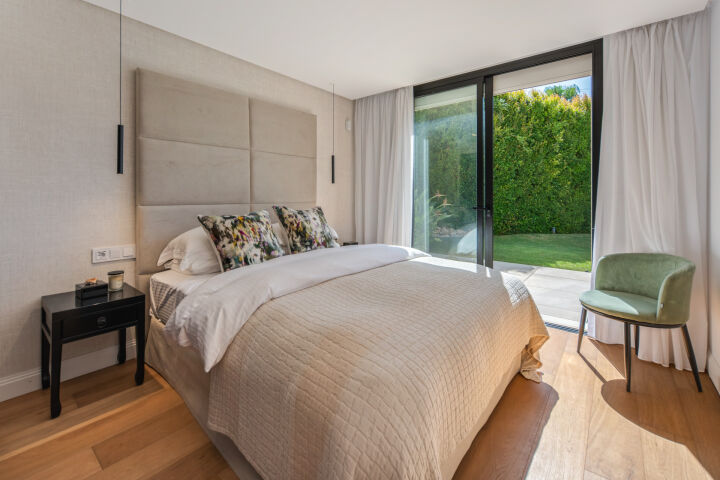 Hill Club 36 - Contemporary five-bedroom villa, Nueva Andalucía