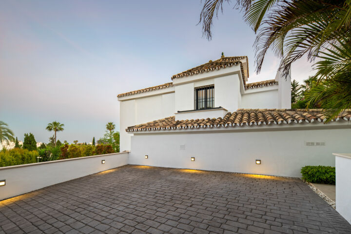 Hill Club 36 - Contemporary five-bedroom villa, Nueva Andalucía