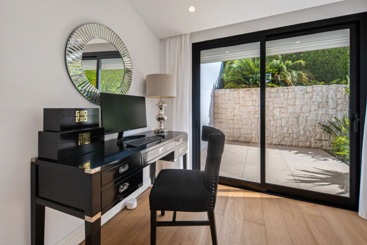 Hill Club 36 - Contemporary five-bedroom villa, Nueva Andalucía