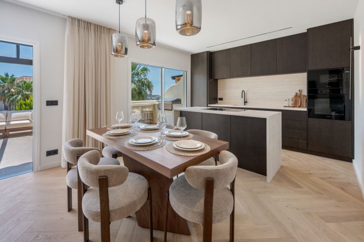 Aloha Hill 101 - A two-level sky retreat in Nueva Andalucía