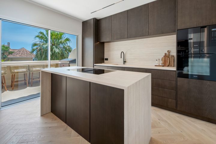 Aloha Hill 101 - A two-level sky retreat in Nueva Andalucía