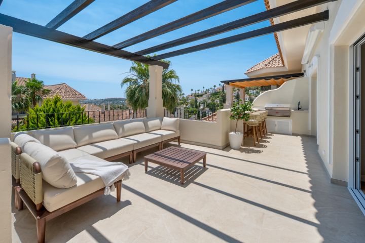 Aloha Hill 101 - A two-level sky retreat in Nueva Andalucía