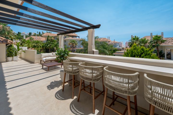 Aloha Hill 101 - A two-level sky retreat in Nueva Andalucía