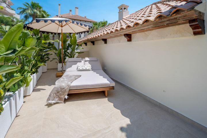 Aloha Hill 101 - A two-level sky retreat in Nueva Andalucía