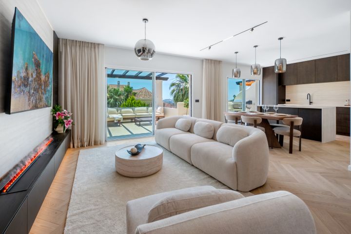 Aloha Hill 101 - A two-level sky retreat in Nueva Andalucía