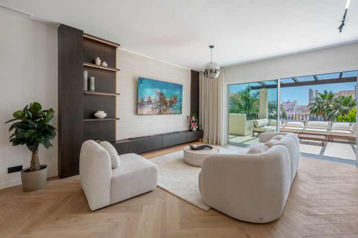 Aloha Hill 101 - A two-level sky retreat in Nueva Andalucía