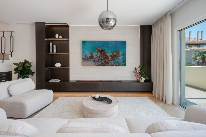Aloha Hill 101 - A two-level sky retreat in Nueva Andalucía