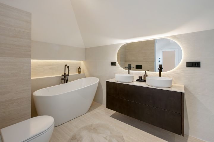 Aloha Hill 101 - A two-level sky retreat in Nueva Andalucía