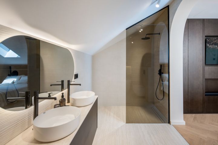 Aloha Hill 101 - A two-level sky retreat in Nueva Andalucía