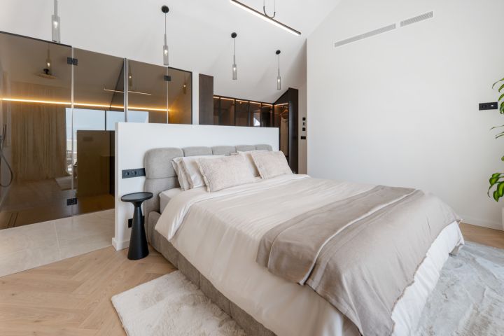 Aloha Hill 101 - A two-level sky retreat in Nueva Andalucía
