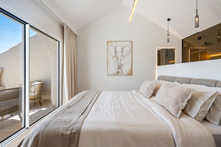 Aloha Hill 101 - A two-level sky retreat in Nueva Andalucía