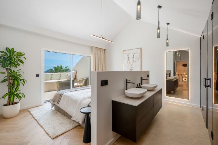 Aloha Hill 101 - A two-level sky retreat in Nueva Andalucía