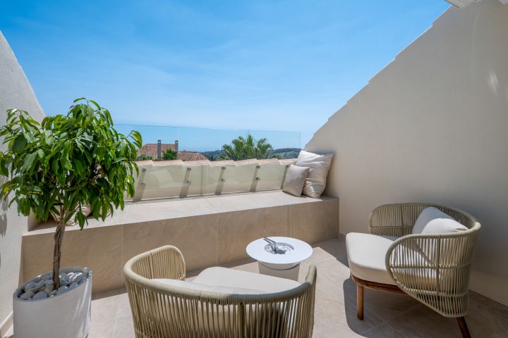 Aloha Hill 101 - A two-level sky retreat in Nueva Andalucía